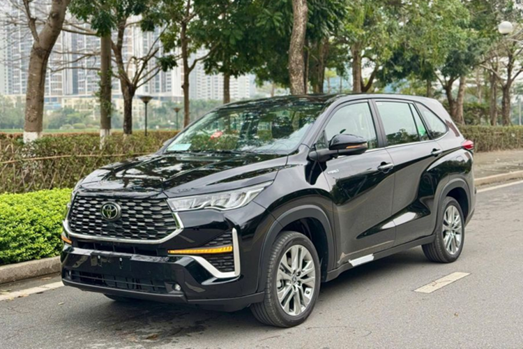 Toyota Innova Cross HEV tai Viet Nam giam chi con tu 960 trieu dong