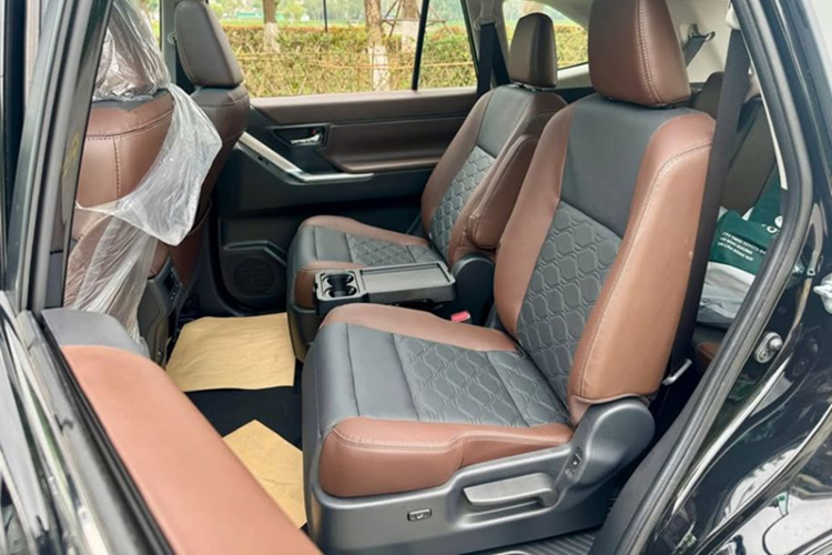 Bước vào bên trong xe, Toyota Innova Cross sẽ thuyết phục hành khách bởi không gian nội thất vô cùng phóng khoáng. Một số trang bị tiện ích nổi bật có thể kể đến trên mẫu MPV này gồm: màn hình thông tin giải trí trung tâm kích thước 10,1 inch tích hợp kết nối điện thoại thông minh Apple CarPlay/Android Auto không dây