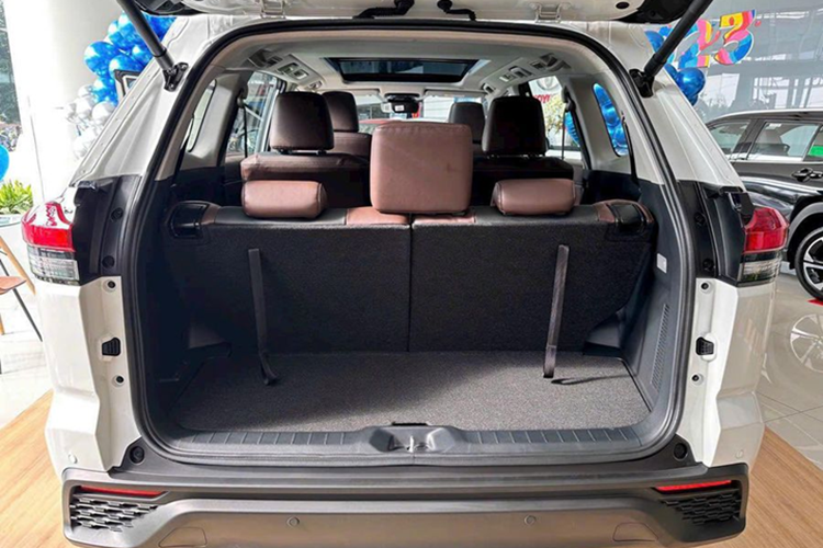 Phía sau vô lăng là đồng hồ đo tốc độ kỹ thuật số 7 inch dành riêng cho phiên bản hybrid. Về trang bị vận hành, Toyota Innova Cross bản 2.0V được lắp động cơ 4 xi-lanh, dung tích 2.0L, hút khí tự nhiên với công suất cực đại 172 mã lực và mô-men xoắn cực đại 205Nm. Hộp số đi kèm là loại tự động biến thiên vô cấp Direct Shift CVT.