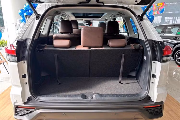 Phía sau vô lăng là đồng hồ đo tốc độ kỹ thuật số 7 inch dành riêng cho phiên bản hybrid. Về trang bị vận hành, Toyota Innova Cross bản 2.0V được lắp động cơ 4 xi-lanh, dung tích 2.0L, hút khí tự nhiên với công suất cực đại 172 mã lực và mô-men xoắn cực đại 205Nm. Hộp số đi kèm là loại tự động biến thiên vô cấp Direct Shift CVT.