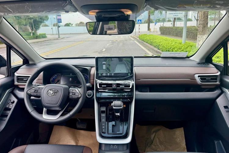 Với chiều dài x rộng x cao lần lượt là 4.755 x 1.845 x 1.790(mm) và chiều dài cơ sở 2.850mm, kích thước của Innova Cross nhỉnh hơn nhóm MPV cỡ nhỏ (Xpander, Veloz Cross, BR-V) nhưng vẫn kém Custin và Carnival. Không chỉ sở hữu kích thước bề thế, Toyota Innova Cross còn được thiết kế theo phong cách khỏe khoắn đậm nét SUV. 