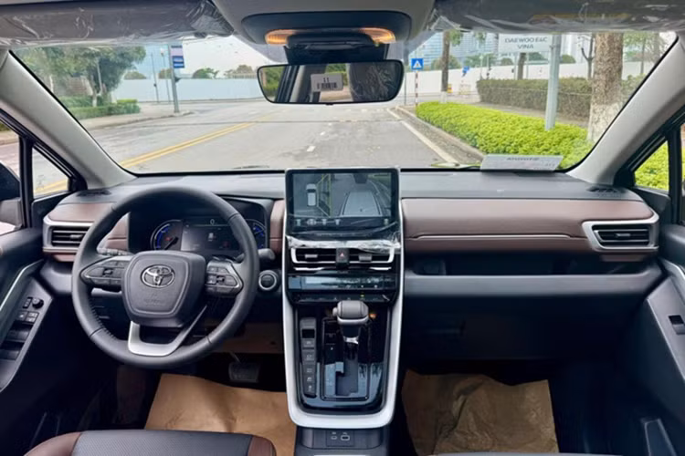 Với chiều dài x rộng x cao lần lượt là 4.755 x 1.845 x 1.790(mm) và chiều dài cơ sở 2.850mm, kích thước của Innova Cross nhỉnh hơn nhóm MPV cỡ nhỏ (Xpander, Veloz Cross, BR-V) nhưng vẫn kém Custin và Carnival. Không chỉ sở hữu kích thước bề thế, Toyota Innova Cross còn được thiết kế theo phong cách khỏe khoắn đậm nét SUV. 