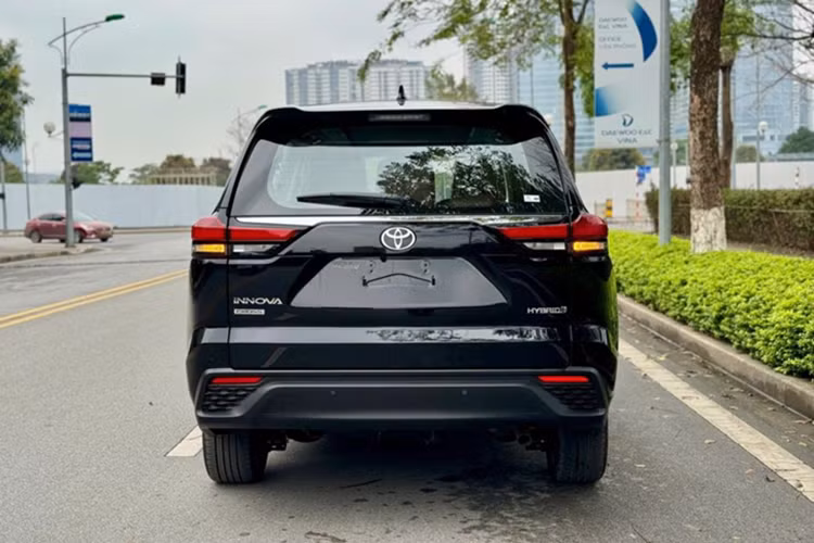 Trong khi đó, Innova Cross bản HEV được trang bị hệ truyền động hybrid với động cơ xăng 2.0L (150 mã lực và 188Nm), mô-tơ điện (111 mã lực và 205Nm), pin Lithium-ion và hộp số e-CVT. Cả hai phiên bản động cơ đều đi kèm hệ dẫn động cầu trước thay vì cầu sau như đời cũ.