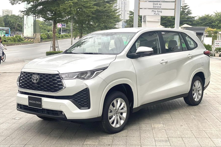 Về trang bị an toàn, Innova Cross sở hữu gói Toyota Safety Sense với các tính năng cảnh báo tiền va chạm, cảnh báo lệch làn, hỗ trợ giữ làn, đèn pha tự động, ga tự động thích ứng, cảnh báo điểm mù, camera 360 độ, cảm biến áp suất lốp, 8 cảm biến va chạm và 6 túi khí.