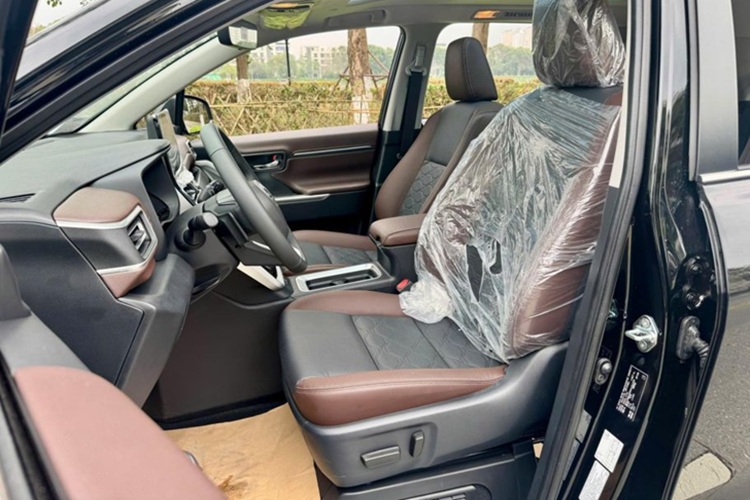 Điều này được thể hiện rõ ràng ở mặt lưới tản nhiệt lớn hình lục giác ở khu vực đầu xe, cụm đèn trước dạng LED đa khoang, đường xẻ đậm nét kéo hết chiều ngang cản dưới và tích hợp dải đèn định vị, dàn chân cực kỳ lực lưỡng với cặp lazang 18 inch 5 chấu kép màu chrome khói hầm hố, thân xe với những đường gân dập nổi cơ bắp và đuôi cốp phía sau vuông vức sang trọng.