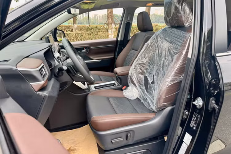 Điều này được thể hiện rõ ràng ở mặt lưới tản nhiệt lớn hình lục giác ở khu vực đầu xe, cụm đèn trước dạng LED đa khoang, đường xẻ đậm nét kéo hết chiều ngang cản dưới và tích hợp dải đèn định vị, dàn chân cực kỳ lực lưỡng với cặp lazang 18 inch 5 chấu kép màu chrome khói hầm hố, thân xe với những đường gân dập nổi cơ bắp và đuôi cốp phía sau vuông vức sang trọng.