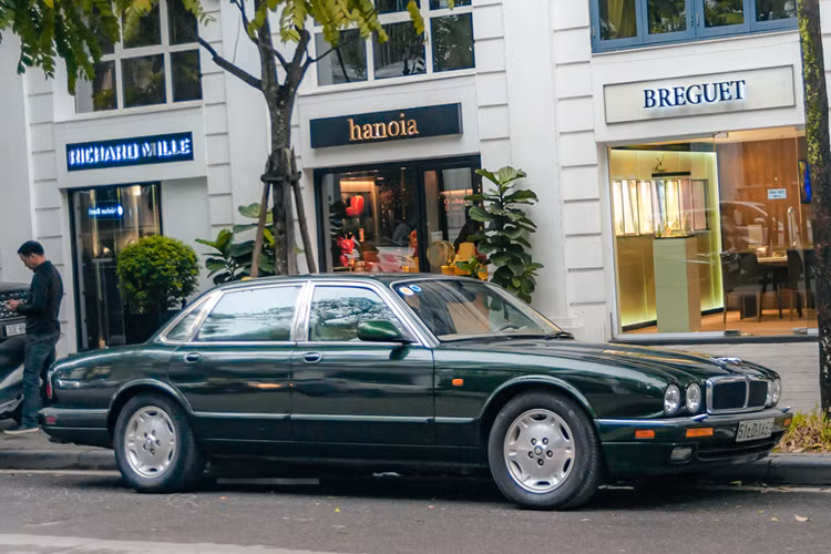 132.952 xe Series III đã được sản xuất, 10.500 xe có động cơ V12. Tổng cộng từ năm 1968 đến năm 1992, khoảng 318.000 xe Jaguar XJ6 và XJ12 đã được sản xuất.