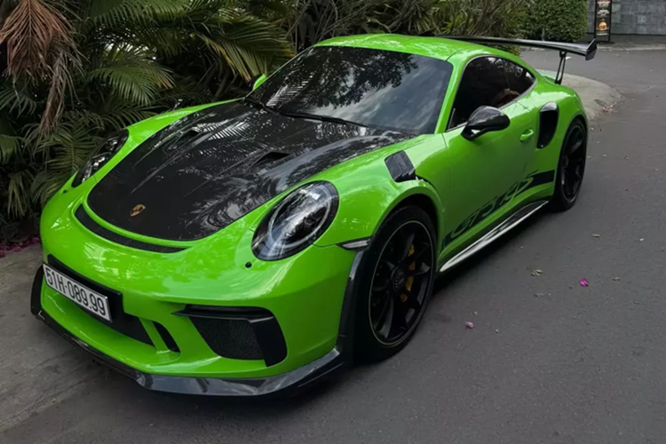 Chiếc Porsche 911 GT3 RS của đại gia Sài Gòn này là dòng siêu xe hiệu năng cao, tập trung vào trải nghiệm đường đua thay vì đơn thuần chỉ dạo phố. Chính vì điều này mà không ít đại gia Việt đã chi hàng chục tỷ đồng để mang về nước khoảng 6 chiếc, tất cả đều thuộc bản 991, với 2 biến thể 991.1 và 991.2.