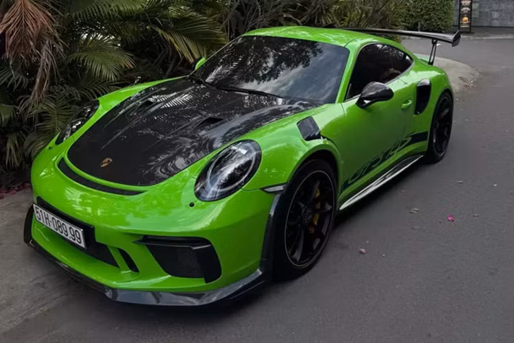 Chiếc Porsche 911 GT3 RS của đại gia Sài Gòn này là dòng siêu xe hiệu năng cao, tập trung vào trải nghiệm đường đua thay vì đơn thuần chỉ dạo phố. Chính vì điều này mà không ít đại gia Việt đã chi hàng chục tỷ đồng để mang về nước khoảng 6 chiếc, tất cả đều thuộc bản 991, với 2 biến thể 991.1 và 991.2.