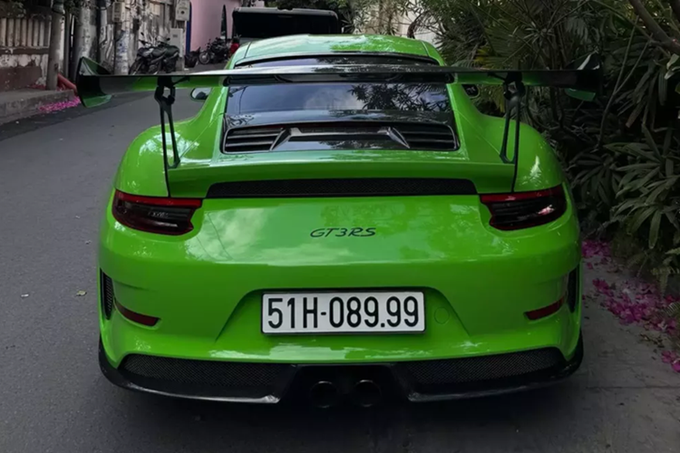Động cơ kết hợp cùng hộp số PDK 7 cấp, nhờ đó, siêu xe Porsche 911 GT3 RS mang màu sơn "tắc kè" Lizard Green rất độc đáo và nổi bật có thể tăng tốc từ vị trí xuất phát lên 100 km/h chỉ trong thời gian 3,2 giây, nhanh hơn 0,1 giây so với đời trước và vận tốc tối đa của siêu xe này tăng thêm 2 km/h lên mức 312 km/h.