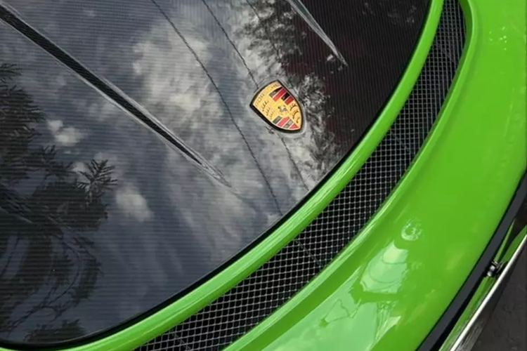 Chiếc siêu xe Porsche 911 GT3 RS này gây bắt mắt khi sở hữu màu sơn Lizard Green, bộ áo có giá 270,9 triệu đồng, dù sở hữu màu sơn rất đẹp nhưng đa phần ngoại thất của xe ít được tiếp xúc với ánh nắng do chủ nhân hay để dưới hầm xe.