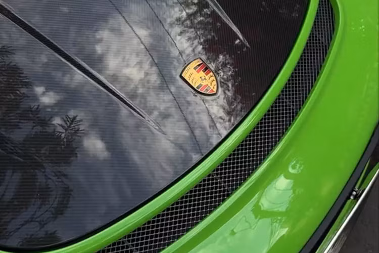 Chiếc siêu xe Porsche 911 GT3 RS này gây bắt mắt khi sở hữu màu sơn Lizard Green, bộ áo có giá 270,9 triệu đồng, dù sở hữu màu sơn rất đẹp nhưng đa phần ngoại thất của xe ít được tiếp xúc với ánh nắng do chủ nhân hay để dưới hầm xe.