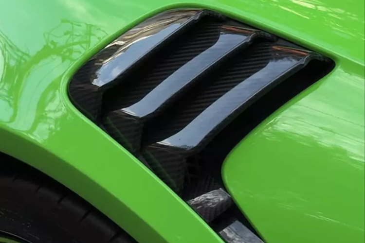 Bên trong siêu xe Porsche 911 GT3 RS có màu Lizard Green, chúng ta cũng thấy màu sắc này xuất hiện bên trong khoang lái của xe ở mặt lưng ghế ngồi, tay nắm cửa bằng nylong, dây đai an toàn cùng một số điểm nhấn khác như chỉ may vô lăng, bảng táp-lô, ghế và 2 sọc màu xanh Lizard Green ở cần số của xe.