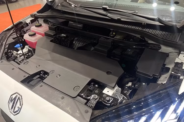 Đuôi xe của mẫu xe điện này gây ấn tượng với cánh gió thể thao kép đặt phía trên. Thiết kế đèn chiếu hậu nối liền với các đường viền LED lạ mắt. Về nội thất, không gian cabin được thiết kế với cảm hứng tinh gọn, tập trung tối đa trải nghiệm cho người lái.