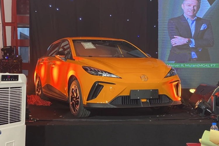 Xe có vô lăng 2 chấu, cụm đồng hồ kỹ thuật số 7 inch được đặt nổi một cách tinh tế, cùng màn hình giải trí cảm ứng cỡ lớn 10,25 inch. Về các trang bị an toàn, mẫu xe này được tích hợp hệ thống hỗ trợ người lái MG Pilot với nhiều tính năng như cảnh báo tiềm ẩn va chạm, hỗ trợ giữ làn đường khẩn cấp, cảnh báo buồn ngủ…