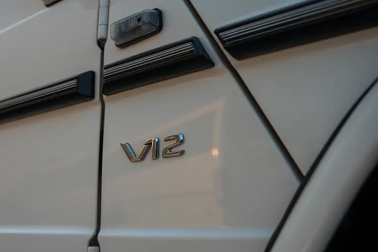 Chiếc Mercedes-AMG G63 V12 của Hoàng Gia Ả Rập này vẫn giữ nguyên tình trạng nguyên bản trong nhiều năm với màu trắng ở bên ngoài và nội thất bọc da màu xám.