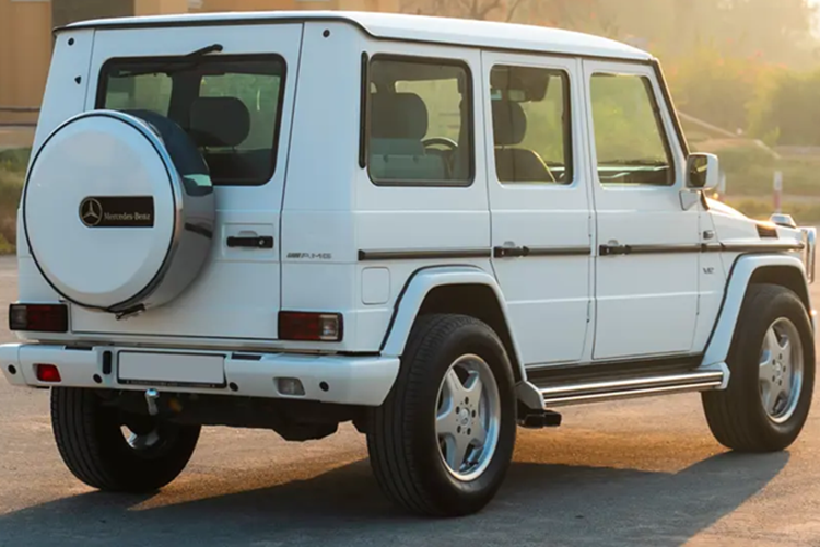 Quan trọng hơn, chiếc AMG G63 V12 đời 2002 này được bán đấu giá tại RM Sotheby’s và xe mới chỉ lăn bánh quãng đường 44.509 km sau hơn 20 năm. Theo dự đoán, chiếc SUV hoàng gia siêu độc này sẽ có giá từ 350.000 đến 400.000 USD.