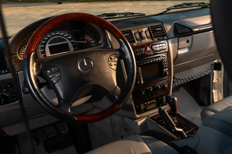 Mặc dù ban đầu, con số “63” biểu thị cho động cơ V8 6.2 lít mạnh mẽ dưới mui xe nhưng chiếc AMG G63 được trang bị động cơ V12 này sử dụng động cơ 12 xi-lanh 6.3 lít, tạo ra công suất khoảng 440 mã lực và kết hợp với hộp số tự động năm cấp. Đây là một con số cực kỳ ấn tượng đối với một chiếc SUV đã xuất xưởng hơn 20 năm về trước.