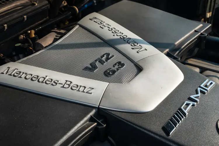 Thật trùng hợp, chủ sở hữu của chiếc G63 V12 này lại là gia đình hoàng gia Dubai. Họ đã giữ chiếc xe trong hơn hai thập kỷ, mang biển số “1” và chiếc xe từng được sử dụng làm xe chính thức của nhà nước.