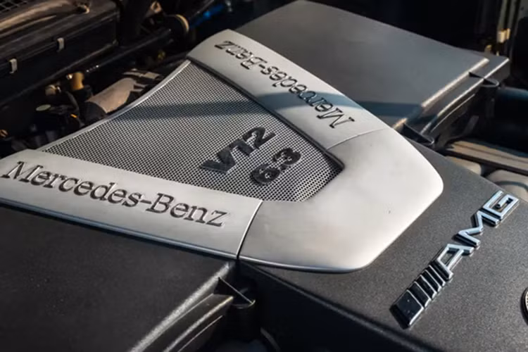 Thật trùng hợp, chủ sở hữu của chiếc G63 V12 này lại là gia đình hoàng gia Dubai. Họ đã giữ chiếc xe trong hơn hai thập kỷ, mang biển số “1” và chiếc xe từng được sử dụng làm xe chính thức của nhà nước.