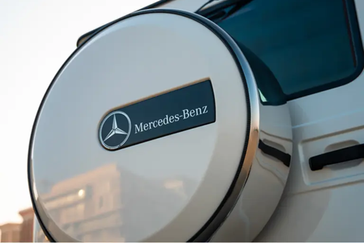 Chiếc xe được trang bị một bộ mâm 5 chấu 18 inch làm bằng hợp kim nhẹ với thân dưới được bảo vệ bằng thép cao cấp. Bên trong nội thất, chiếc xe được trang trí bằng gỗ óc chó và thảm sàn nhung, được trang bị cửa sổ trời điện tử, bộ dò TV, bộ đổi CD và hệ thống rảnh tay Nokia.