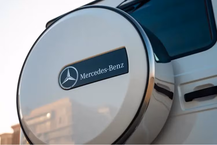 Chiếc xe được trang bị một bộ mâm 5 chấu 18 inch làm bằng hợp kim nhẹ với thân dưới được bảo vệ bằng thép cao cấp. Bên trong nội thất, chiếc xe được trang trí bằng gỗ óc chó và thảm sàn nhung, được trang bị cửa sổ trời điện tử, bộ dò TV, bộ đổi CD và hệ thống rảnh tay Nokia.