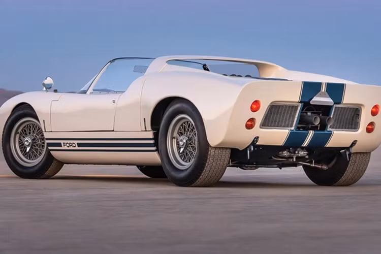 Chiếc Ford GT40 Roadster Prototype duy nhất còn sót lại, GT/108, đã được bán tại cuộc đấu giá Monterey của RM Sotheby năm 2019 với giá 7,65 triệu đô la. Hãy cùng xem liệu GT/109 có thể mang về một con số tương tự hay thậm chí là cao hơn nữa không.