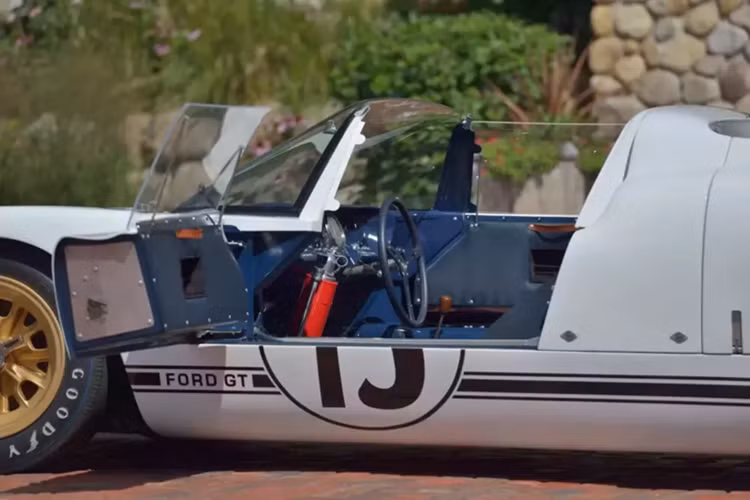 Đây là một trong số 12 chiếc GT nguyên mẫu do Ford chế tạo trong khoảng thời gian từ tháng 1/1964 đến tháng 4/1965, và chỉ có 5 chiếc trong số đó là xe Ford GT40 Roadster mui trần.