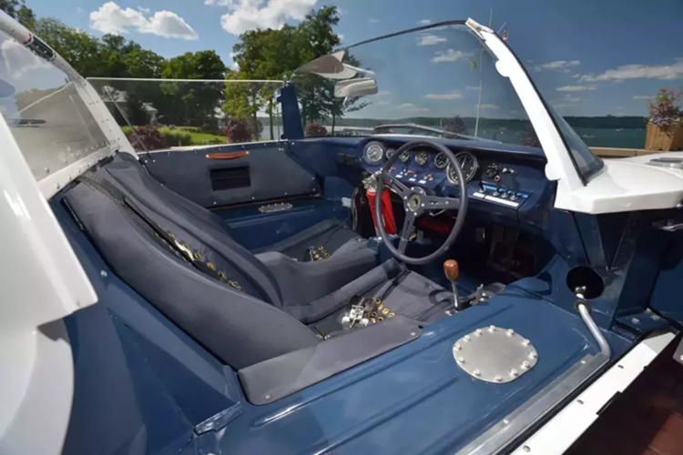 Đội của Shelby đã thực hiện một số nâng cấp quan trọng để chuẩn bị cho Le Mans, bao gồm một lớp sơn trắng mới kết hợp với lớp sơn màu xanh đậm. Đây là một trong năm chiếc Ford GT đua tại Le Mans năm 1965, được trang bị động cơ V8 289 inch khối theo tiêu chuẩn Cobra và hộp số sàn 5 cấp ZF.