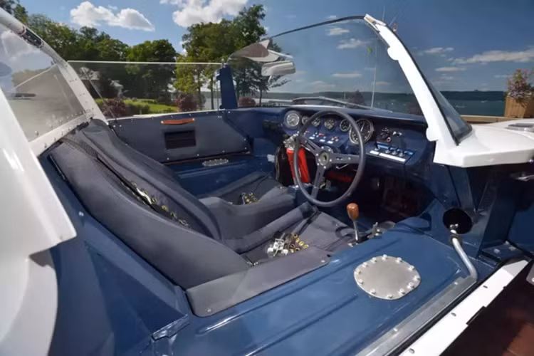 Đội của Shelby đã thực hiện một số nâng cấp quan trọng để chuẩn bị cho Le Mans, bao gồm một lớp sơn trắng mới kết hợp với lớp sơn màu xanh đậm. Đây là một trong năm chiếc Ford GT đua tại Le Mans năm 1965, được trang bị động cơ V8 289 inch khối theo tiêu chuẩn Cobra và hộp số sàn 5 cấp ZF.