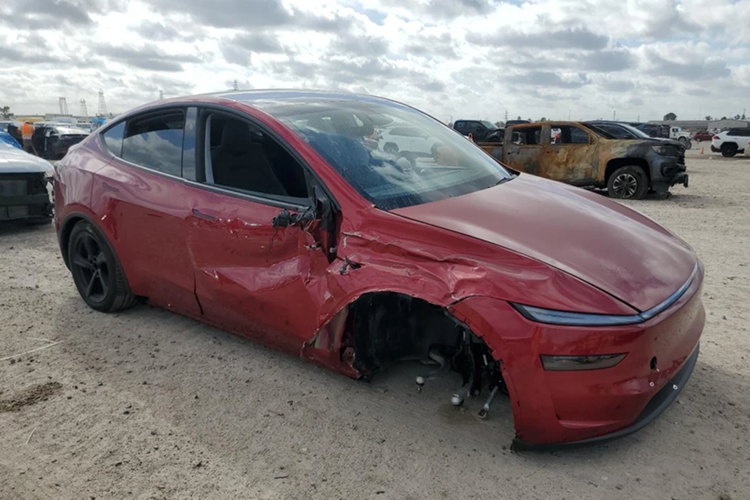 Tuy nhiên, một chiếc SUV điện Model Y Juniper Launch Series đã không gặp may mắn và bị hư hỏng nặng. Hình ảnh hiện trường cho thấy bánh trước đã gãy rời trục.