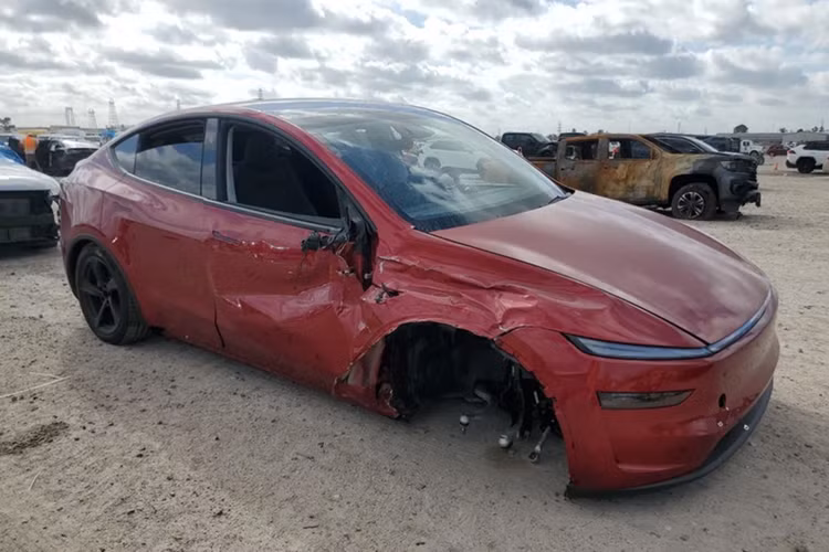 Tuy nhiên, một chiếc SUV điện Model Y Juniper Launch Series đã không gặp may mắn và bị hư hỏng nặng. Hình ảnh hiện trường cho thấy bánh trước đã gãy rời trục.