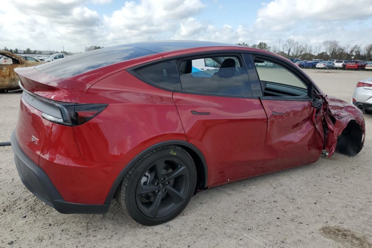 Thân xe bị xé rách và biến dạng do tác động từ lực va chạm mạnh. Theo thông tin từ trang đấu giá, vụ tai nạn này không có thiệt hại về người.