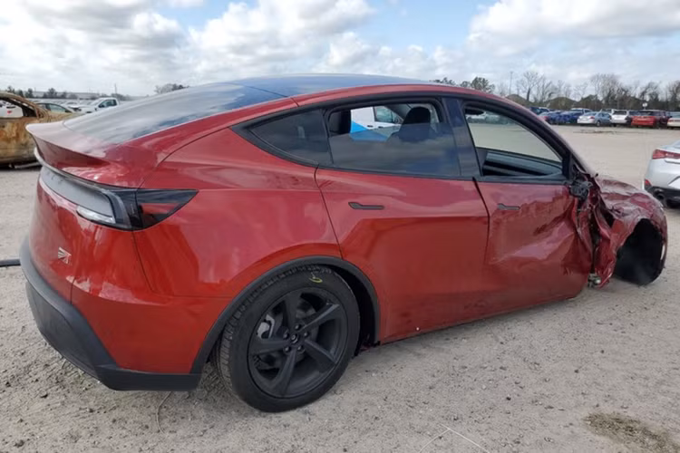 Thân xe bị xé rách và biến dạng do tác động từ lực va chạm mạnh. Theo thông tin từ trang đấu giá, vụ tai nạn này không có thiệt hại về người.