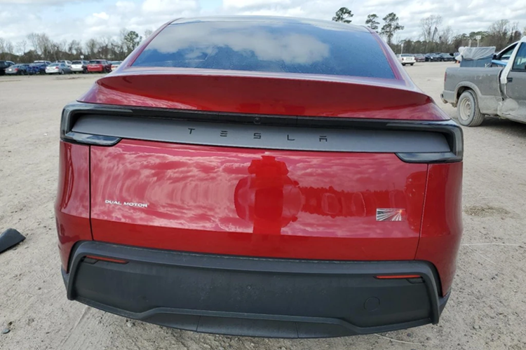 Hiện tại, phiên bản Launch Series đã dừng sản xuất. Tại Mỹ, mức giá xe Tesla Model Y đang được bán ra với phiên bản Long Range AWD tiêu chuẩn với mức từ 48.990 USD, chưa bao gồm ưu đãi thuế liên bang trị giá 7.500 USD.