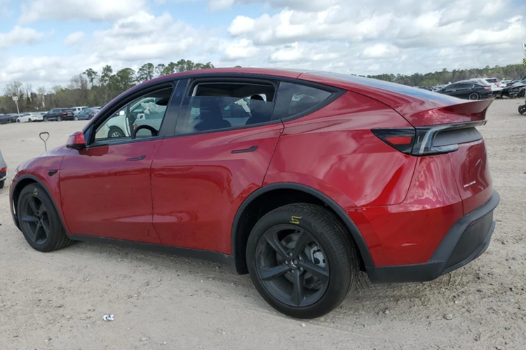 Tuy nhiên, một chiếc Tesla Model Y Juniper Launch Series đã không gặp may mắn và bị hư hỏng nặng. Hình ảnh hiện trường cho thấy bánh trước đã gãy rời trục.