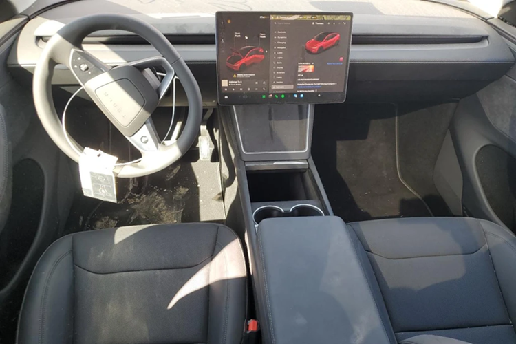 Khoang nội thất của xe gần như không bị ảnh hưởng bởi vụ va chạm. Màn hình cảm ứng trung tâm kích thước 15.4 inch vẫn có thể sử dụng.