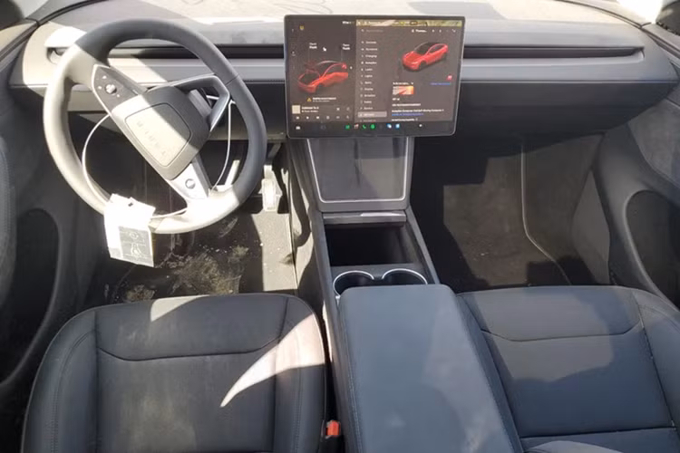 Khoang nội thất của xe gần như không bị ảnh hưởng bởi vụ va chạm. Màn hình cảm ứng trung tâm kích thước 15.4 inch vẫn có thể sử dụng.