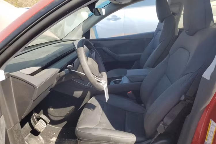 Có khả năng lực va chạm không đủ mạnh để kích hoạt túi khí hành khách phía trước và túi khí rèm. Phiên bản trước đây đều được đánh giá 5 sao từ ANCAP và Euro NCAP.