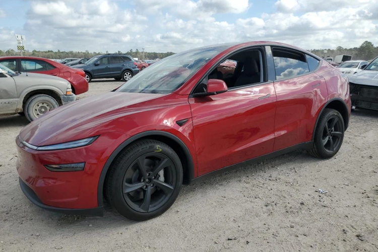 Ra mắt vào đầu năm 2025, Tesla Model Y Juniper chạy điện là phiên bản nâng cấp giữa vòng đời của mẫu crossover cỡ nhỏ cùng tên, vốn ra mắt lần đầu vào năm 2019.