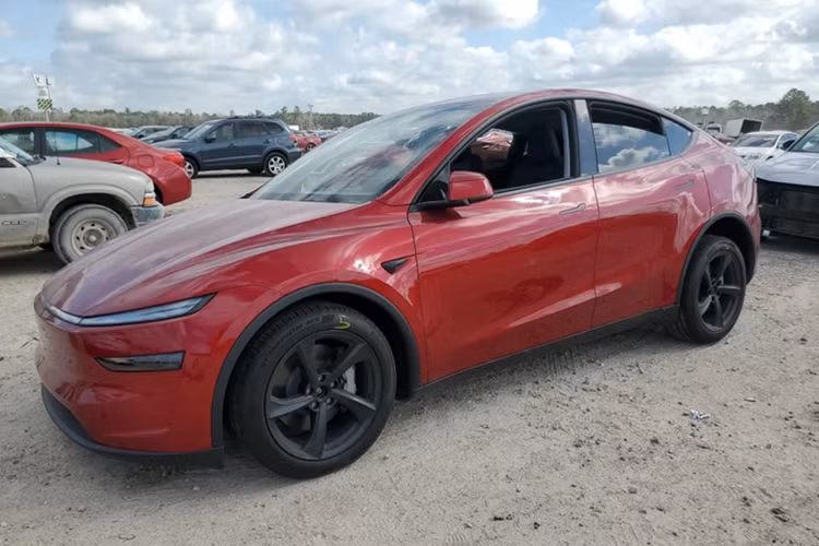 Ra mắt vào đầu năm 2025, Tesla Model Y Juniper chạy điện là phiên bản nâng cấp giữa vòng đời của mẫu crossover cỡ nhỏ cùng tên, vốn ra mắt lần đầu vào năm 2019.