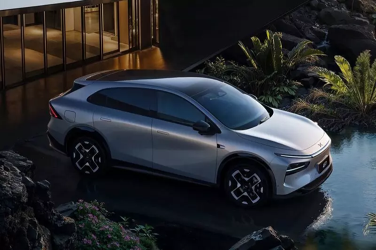 Chiếc crossover điện Xpeng G7 2025 mới sẽ có phạm vi hoạt động lên đến 702 km tại Trung Quốc, nhờ vào pin LFP 80,8 kWh do CALB sản xuất. Xpeng G7 là chiếc SUV dài nhất của thương hiệu này. Nó sẽ gia nhập thị trường trong năm nay, sau khi ra mắt thành công hai mẫu xe sedan: Xpeng P7+ và Xpeng Mona M03 .