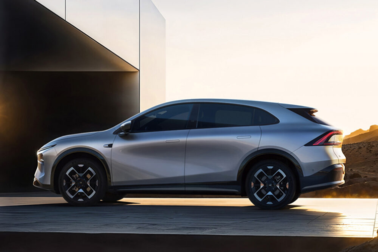 Bộ pin truyền năng lượng đến động cơ điện 218 kW (292 mã lực). Phạm vi hoạt động của chiếc SUV này đạt 602 km (trong điều kiện CLTC) đối với mẫu xe có trọng lượng không tải là 2.085 kg và 577 km đối với bản sửa đổi có trọng lượng 2.100 kg.