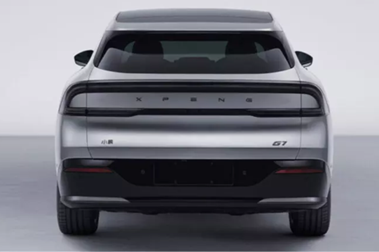 Xpeng G7 cấp thấp sử dụng bộ pin LFP cho công suất 68,5 kWh do CALB, nhà sản xuất pin EV lớn thứ ba của Trung Quốc, sản xuất. Bộ pin này khá nặng với trọng lượng 560 kg. Nó chiếm khoảng 25% trọng lượng không tải của xe là 2.085 kg.