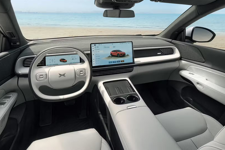 Biến thể tầm xa của Xpeng G7 sử dụng bộ pin LFP 80,8 kWh từ CALB. Pin này nặng 631 kg. Nó cũng cung cấp năng lượng cho động cơ điện 218 kW. Phạm vi hoạt động của Xpeng G7 đạt 702 km (đối với xe có trọng lượng không tải là 2.145 kg) và 677 km (2.160 kg).