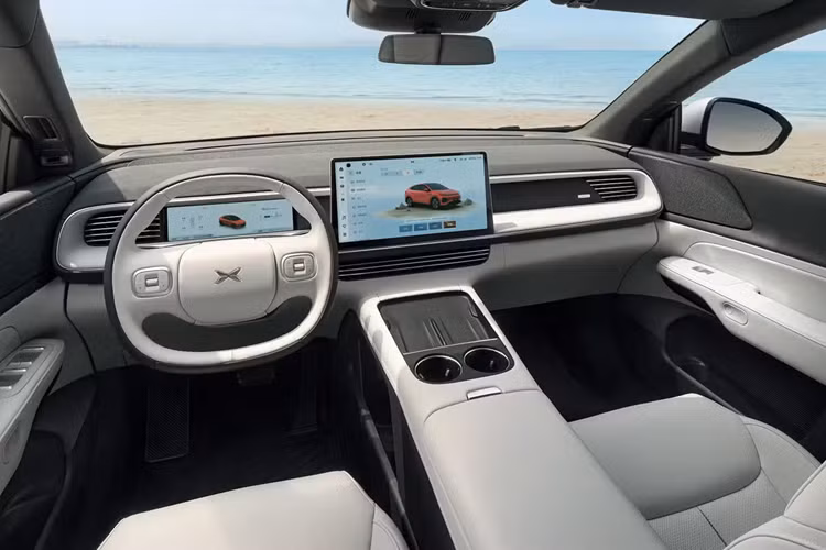 Biến thể tầm xa của Xpeng G7 sử dụng bộ pin LFP 80,8 kWh từ CALB. Pin này nặng 631 kg. Nó cũng cung cấp năng lượng cho động cơ điện 218 kW. Phạm vi hoạt động của Xpeng G7 đạt 702 km (đối với xe có trọng lượng không tải là 2.145 kg) và 677 km (2.160 kg).