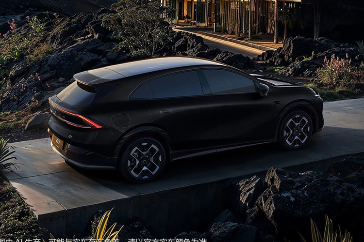 Xpeng G7 là mẫu SUV dài nhất của thương hiệu. Tuy nhiên, chiều dài cơ sở của nó ngắn hơn 108 mm so với Xpeng G9. Xpeng G7 được cung cấp với bánh xe 18 hoặc 20 inch. Nội thất của xe tương đồng với mẫu sedan Xpeng P7+ đã ra mắt trước đó .