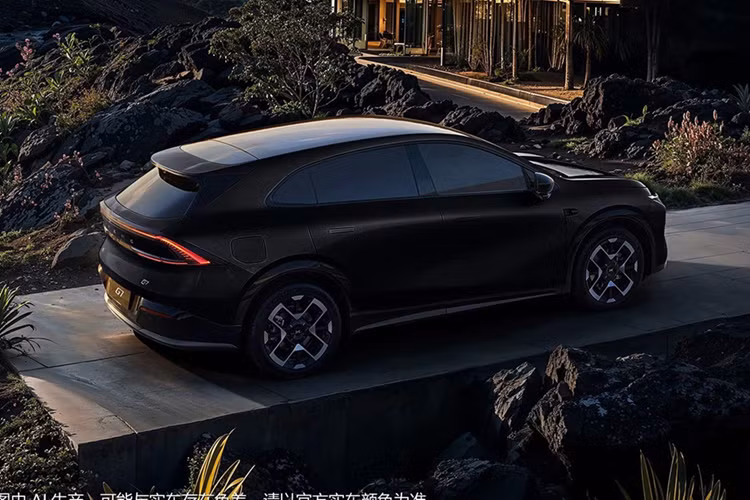 Xpeng G7 là mẫu SUV dài nhất của thương hiệu. Tuy nhiên, chiều dài cơ sở của nó ngắn hơn 108 mm so với Xpeng G9. Xpeng G7 được cung cấp với bánh xe 18 hoặc 20 inch. Nội thất của xe tương đồng với mẫu sedan Xpeng P7+ đã ra mắt trước đó .