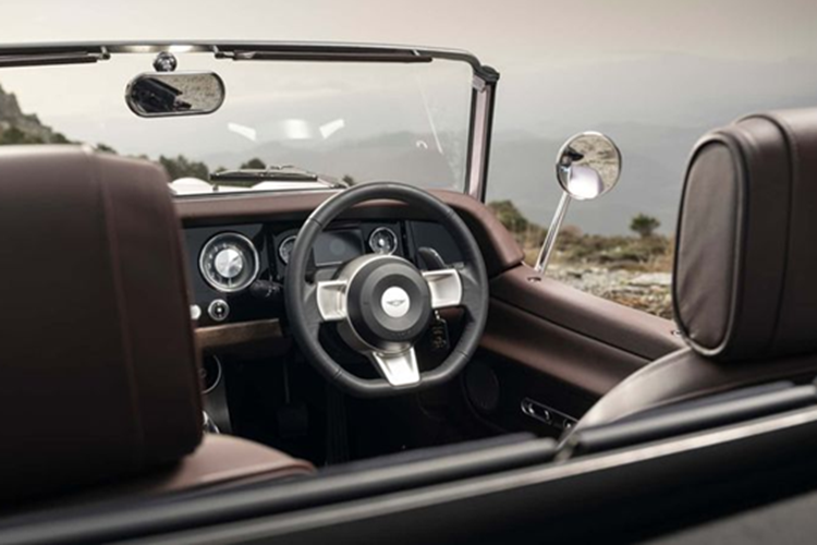 Phía đuôi xe cũng được hiện đại hóa với đèn hậu LED đặt thấp, nằm trong bộ khuếch tán tích hợp ống xả kép, tạo vẻ ngoài mạnh mẽ và tinh tế. Supersport là xe mui trần với mui mềm mohair có thể gập lại, nhưng khách hàng cũng có thể chọn mui cứng bằng sợi carbon để biến nó thành coupe, mang lại sự linh hoạt tối đa.