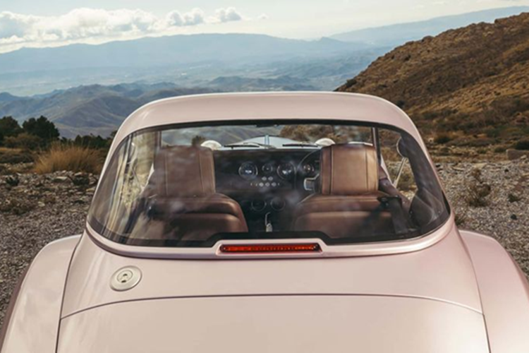 Supersport sử dụng khung gầm nhôm CXV mới, cứng hơn so với khung CX trước đây, kết hợp với hệ thống lái cải tiến và hệ thống treo được thiết kế lại có hành trình dài hơn. Nhờ đó, xe mang lại trải nghiệm lái hấp dẫn, đồng thời vẫn dễ chịu trong sử dụng hàng ngày.